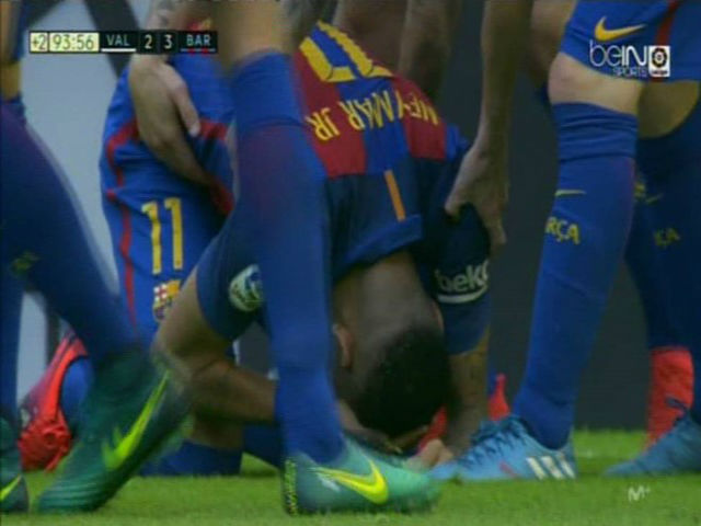 Bóng đá - Barca: Messi ghi bàn thắng 3-2, Neymar hứng vật thể lạ