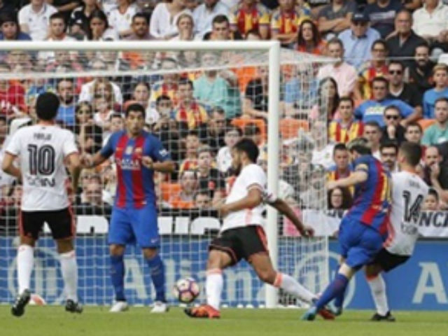 Bóng đá - Tranh cãi: Messi ghi bàn khi Suarez phạm luật