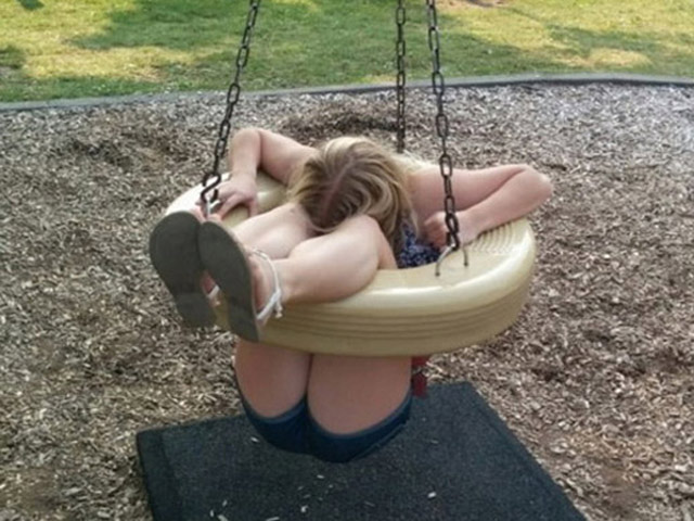 Tranh vui - Những trò "nghịch ngu" và cái kết thốn đến tận rốn