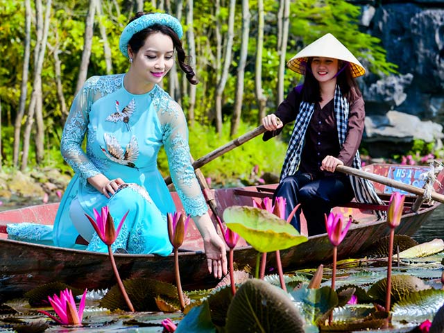 Thời trang - Mai Thu Huyền đẹp "không góc chết" bên hoa súng nở rộ