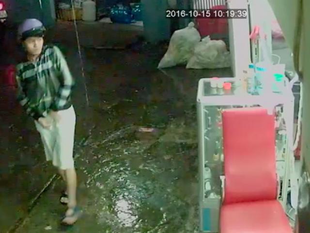 Pháp luật - Clip: Tên cướp xông vào tiệm uốn tóc giật điện thoại