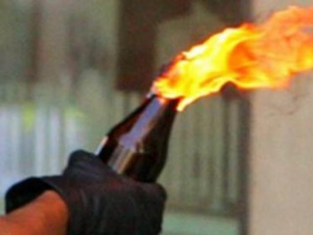 Pháp luật - Đòi nợ không thành ném “bom xăng” tấn công người dân