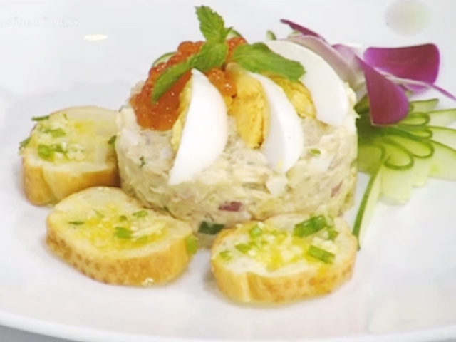 Ẩm thực - Salad trứng cá hồi "nên duyên" cùng bánh mì bơ tỏi