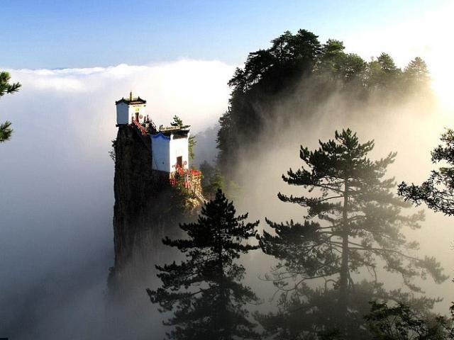 Phi thường - kỳ quặc - Kì lạ ngôi đền rộng 6m vuông chênh vênh trên đỉnh núi TQ