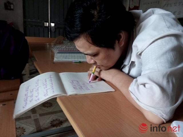 Tin tức trong ngày - Lớp học đặc biệt của người thầy dùng miệng viết chữ