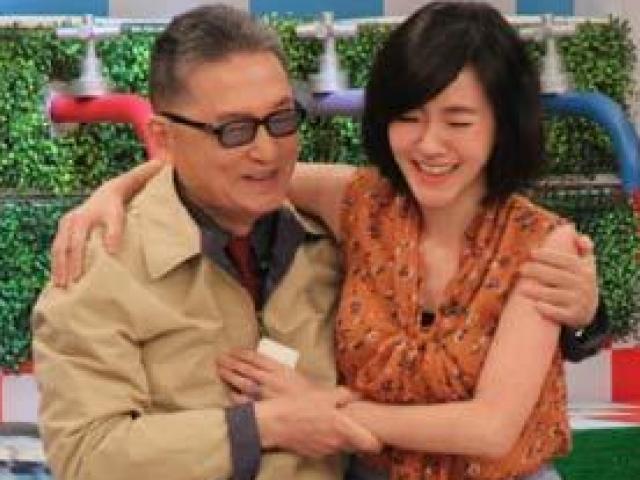 Đời sống Showbiz - "Hết hồn" với nữ MC chuyên "sàm sỡ" khách mời