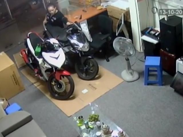 Pháp luật - Clip: "Nữ quái" thản nhiên vào nhà dân dắt trộm xe