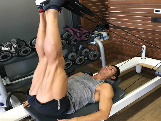 Bóng đá - Ronaldo khoe cơ bắp trên trang cá nhân 80 triệu lượt xem