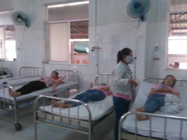 Tin tức trong ngày - Ngửi “mùi lạ”, hàng chục công nhân ngất xỉu