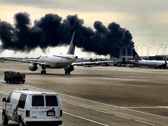 Thế giới - Máy bay chứa 170 người bốc cháy ngùn ngụt tại sân bay Mỹ