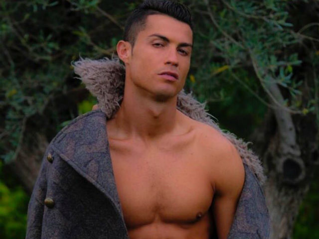 Bóng đá - Ronaldo khoe ảnh ngực trần, nhận vô số "gạch đá"