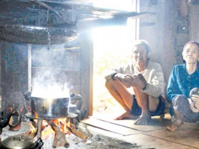 Tin tức trong ngày - Vợ chồng người thương binh già nuôi đàn con rơi