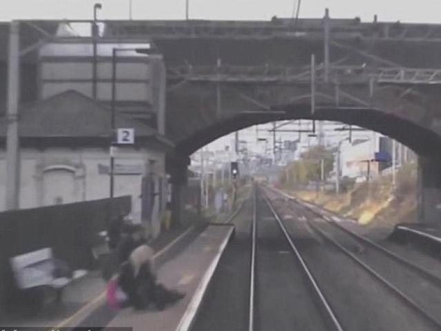 Thế giới - Video: Cô gái cứu bạn ngay mũi tàu cao tốc 160km/h