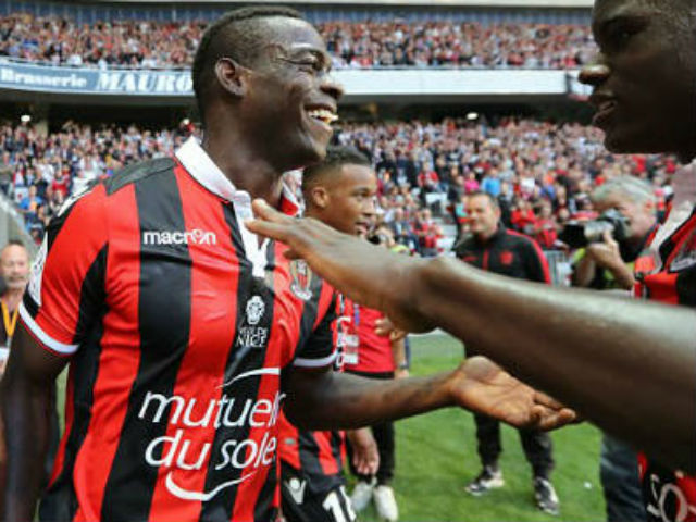 Bóng đá - Balotelli ghi bàn đẹp mắt, cúi đầu cảm ơn fan hâm mộ