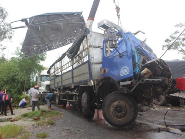 Tin tức trong ngày - Tông xe liên hoàn ở TP.Huế, tài xế chết trên cabin