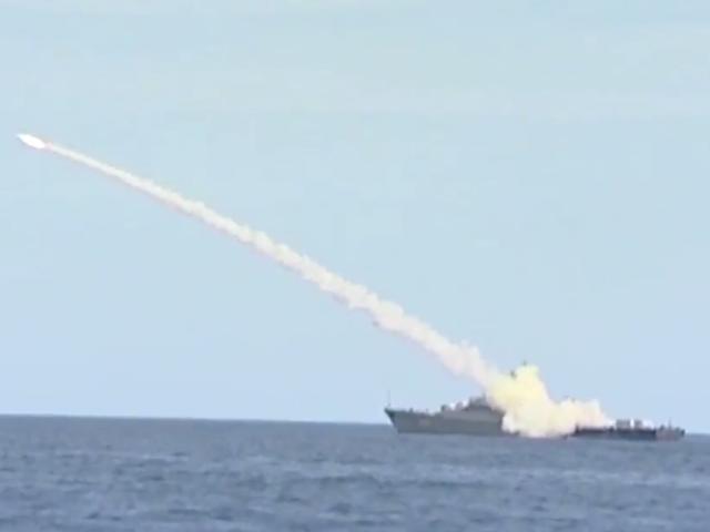 Thế giới - Video Hải quân Nga khoe sức mạnh nhân 320 năm thành lập