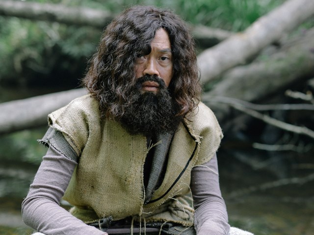 Phim - Hoài Linh gây choáng với tạo hình người rừng