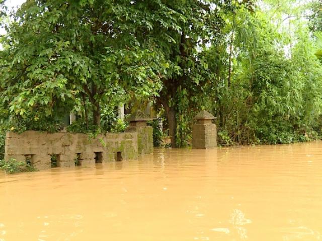 Tin tức trong ngày - Quảng Bình: Lũ chồng lũ, làng mạc chìm trong biển nước