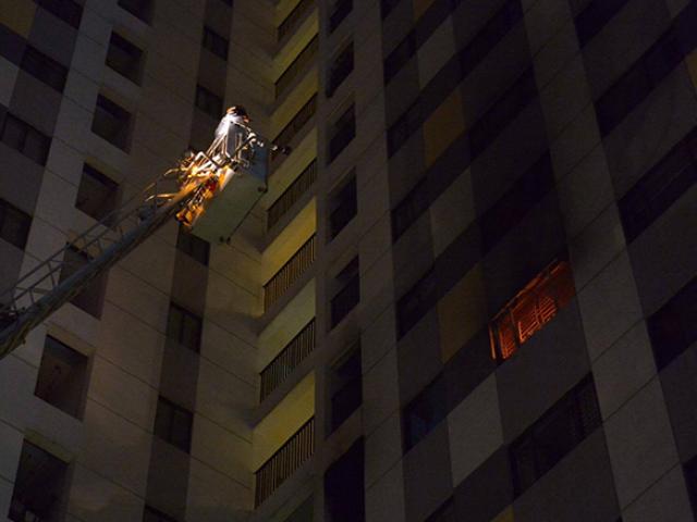 HN: Cháy chung cư cao tầng, dân tháo chạy trong đêm