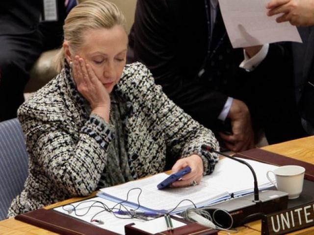 Thế giới - Bị FBI điều tra sát bầu cử, bà Clinton vẫn dẫn điểm Trump