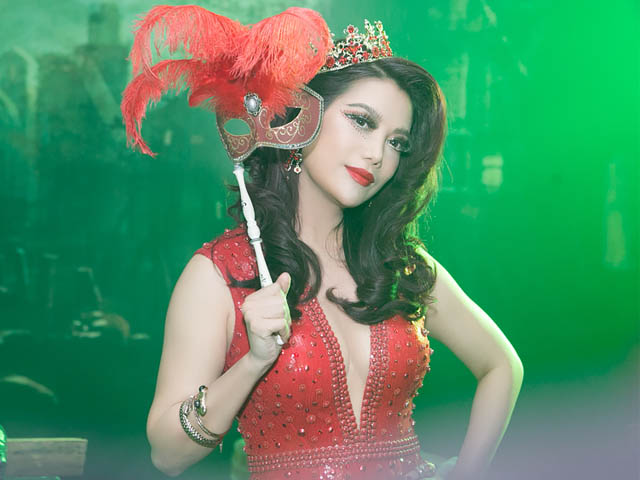 Đời sống Showbiz - Trương Ngọc Ánh gợi cảm làm bà hoàng trong đêm tiệc