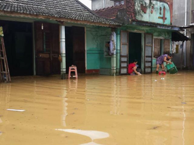 Tin tức trong ngày - Quảng Trị: Lũ bất ngờ, hàng ngàn hộ dân bị chìm trong biển nước