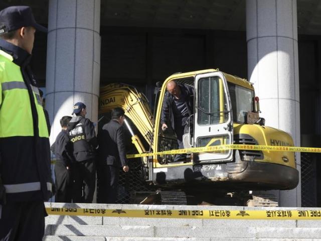 Thế giới - Dùng máy xúc phản đối bạn thân Tổng thống HQ tham nhũng