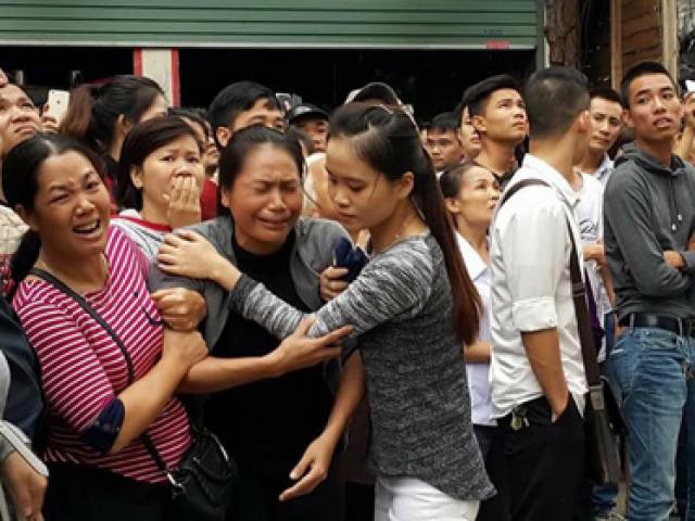 Tin tức trong ngày - Lửa dữ thiêu quán karaoke chưa tắt, người thân nạn nhân gào khóc đợi tin