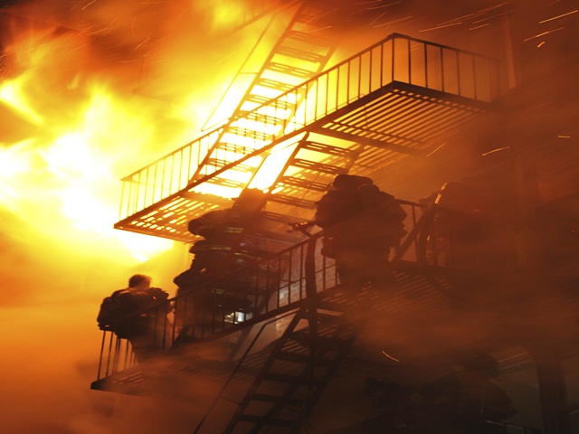 Cách thoát hiểm nhanh lẹ khi bị cháy ở nhà cao tầng