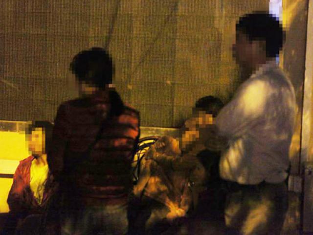 Tin tức trong ngày - Vụ cháy 13 người chết: Thiếu phụ khóc ngất vào nhận mặt chồng