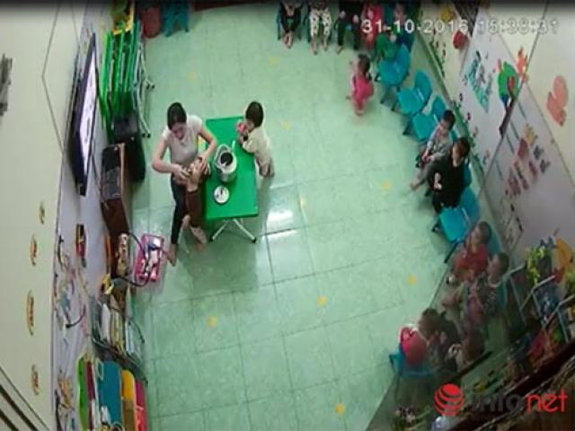 Giáo dục - du học - Giáo viên mầm non liên tiếp đổ sữa vào miệng, đá vào người khi trẻ đang ngủ