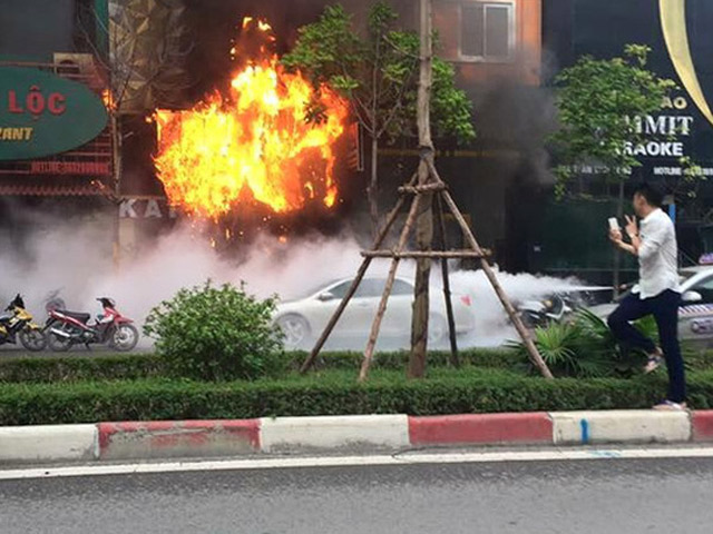 Bạn trẻ - Cuộc sống - Thanh niên bị “ném đá” vì selfie trước quán Karaoke đang cháy