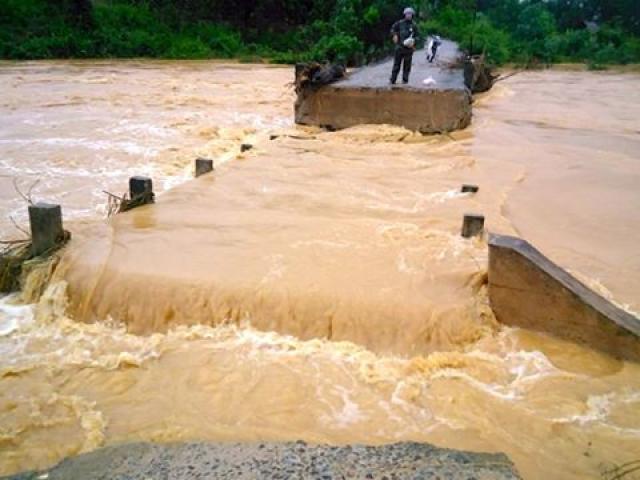 Tin tức trong ngày - Huế: Lũ về đột ngột, cầu trôi, thuyền gặp nạn
