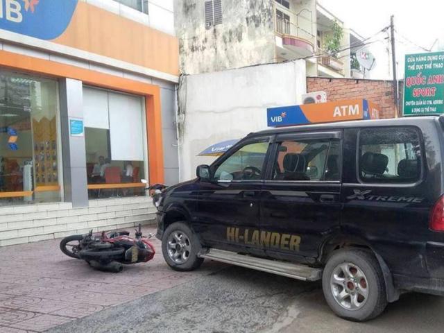 Tin tức trong ngày - Người đàn ông ném lựu đạn cay trong ngân hàng ở SG