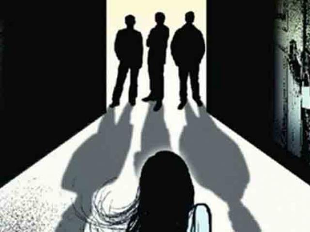 Ấn Độ: Đang ngủ với chồng, bị 4 người gọi cửa cưỡng hiếp