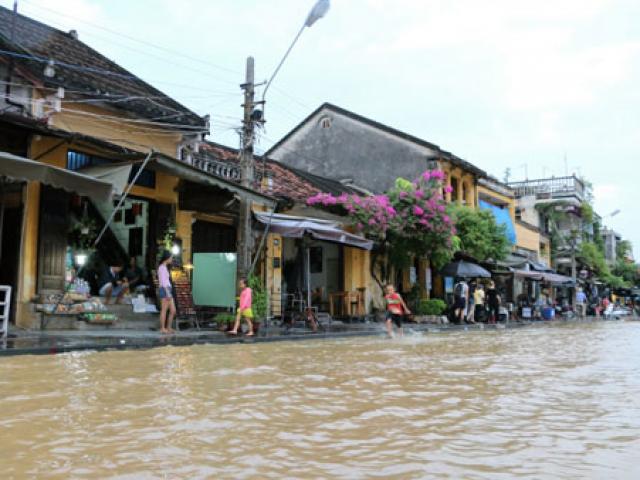 Tin tức trong ngày - Quảng Nam: Nước lũ nhấn chìm nhiều tuyến phố cổ Hội An