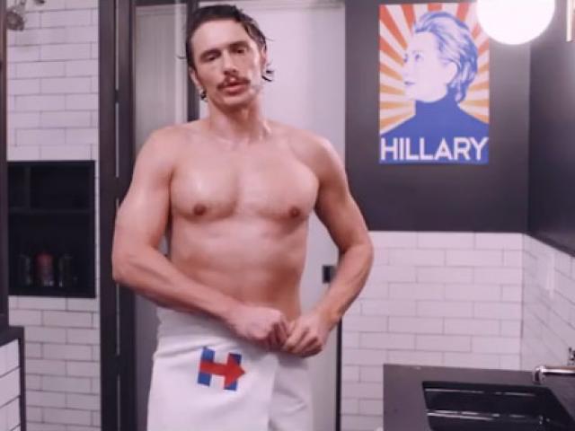 Đời sống Showbiz - Sao Người nhện "khỏa thân" để ủng hộ Hillary Clinton