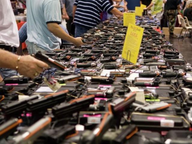 Thế giới - Dân Mỹ rầm rộ mua súng vì... lo Clinton làm tổng thống