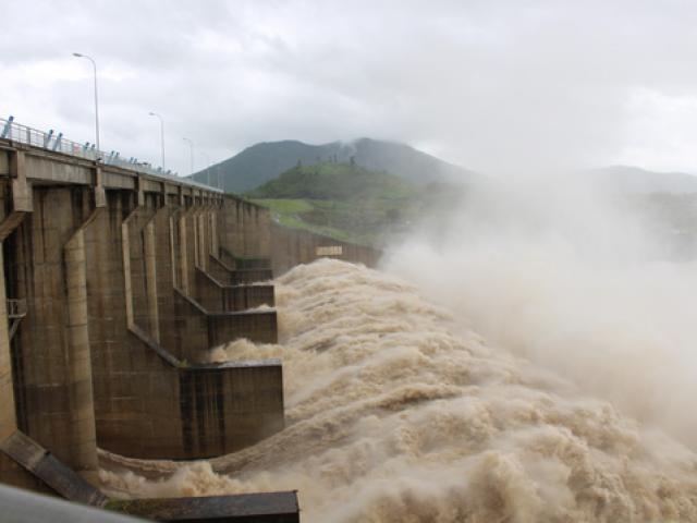 Tin tức trong ngày - Thủy điện xả lũ lớn nhất 7 năm qua, Phú Yên ngập nặng