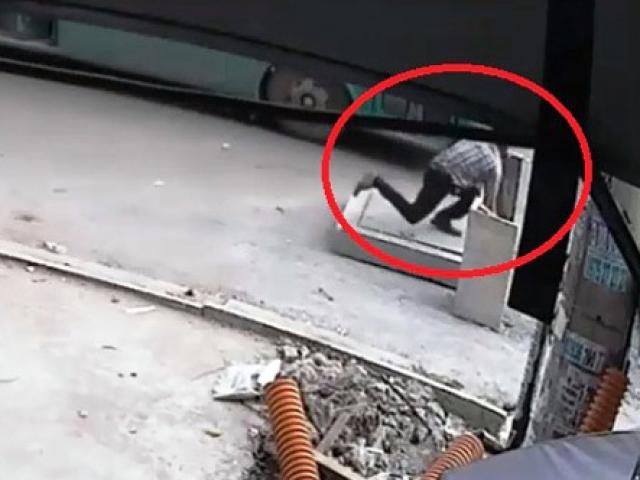 Tin tức trong ngày - Vụ đón xe buýt lọt hố ga: Xác định nguyên nhân tử vong