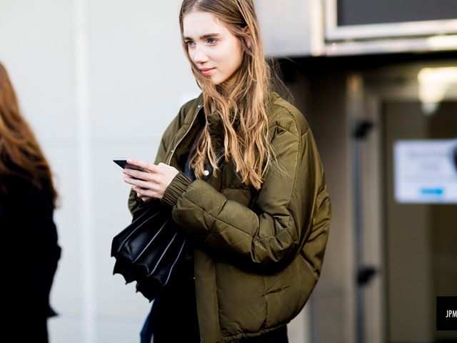 Thời trang công sở - Kiểu áo khoác này không biến bạn thành gấu đâu mà sợ!