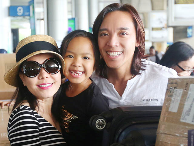 Việt Hương vỡ oà hạnh phúc khi gặp lại chồng và con gái