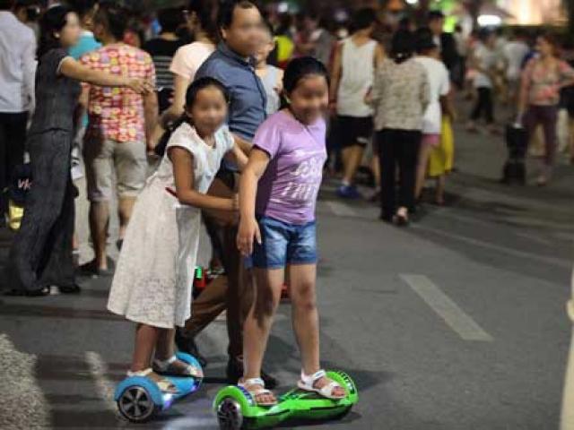 Tin tức trong ngày - HN hạn chế du khách đi xe điện cân bằng ở phố đi bộ