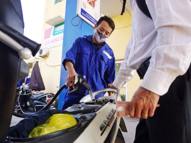 Thị trường - Tiêu dùng - Giá xăng tăng liên tiếp 6 lần trong vòng 3 tháng