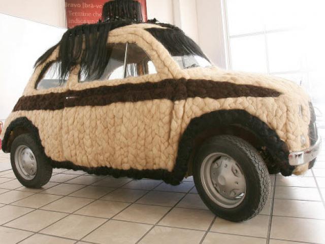 Phi thường - kỳ quặc - Dùng 100kg tóc để trang điểm cho ô tô Fiat 500 cổ