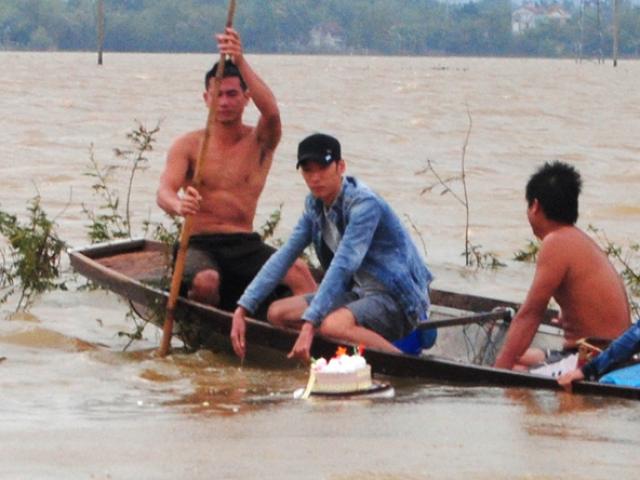 Tin tức trong ngày - Thả bánh sinh nhật xuống dòng nước lũ tìm bạn mất tích