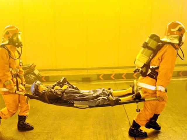 Tin tức trong ngày - Diễn tập cứu 30 người mắc kẹt trong hầm vượt sông SG