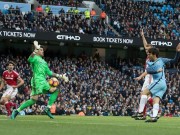 Bóng đá - Rách đùi, Valdes vẫn &quot;bay lượn&quot; khó tin trước Man City