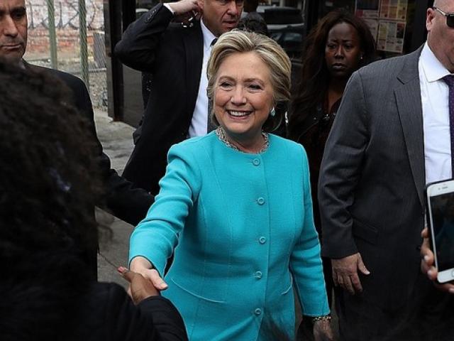 FBI tung kết quả điều tra bà Clinton 2 ngày trước bầu cử