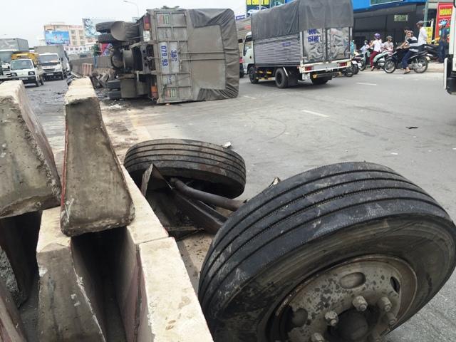 Tin tức trong ngày - Hai xe tải đua tốc độ, một rơi bánh, một "phơi bụng"